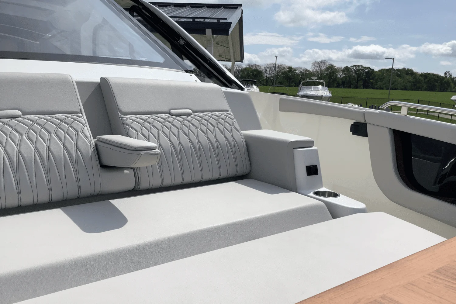 2025 Sea Ray Sundancer 370 Image Thumbnail #14