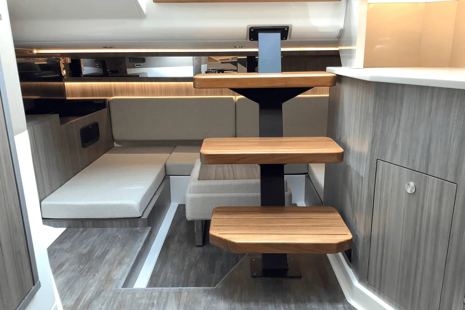 2025 Sea Ray Sundancer 370 Image Thumbnail #56