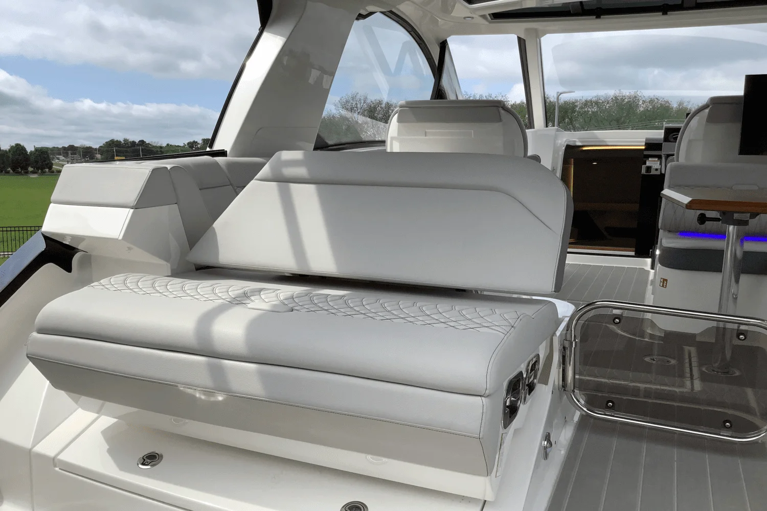 2025 Sea Ray Sundancer 370 Image Thumbnail #38