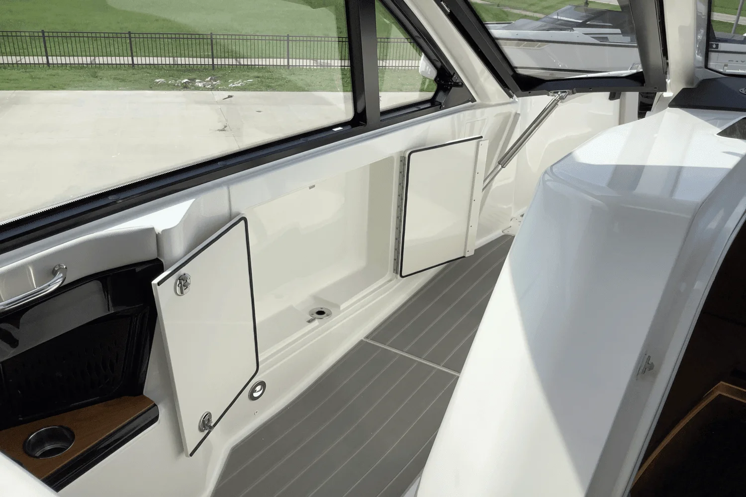 2025 Sea Ray Sundancer 370 Image Thumbnail #23