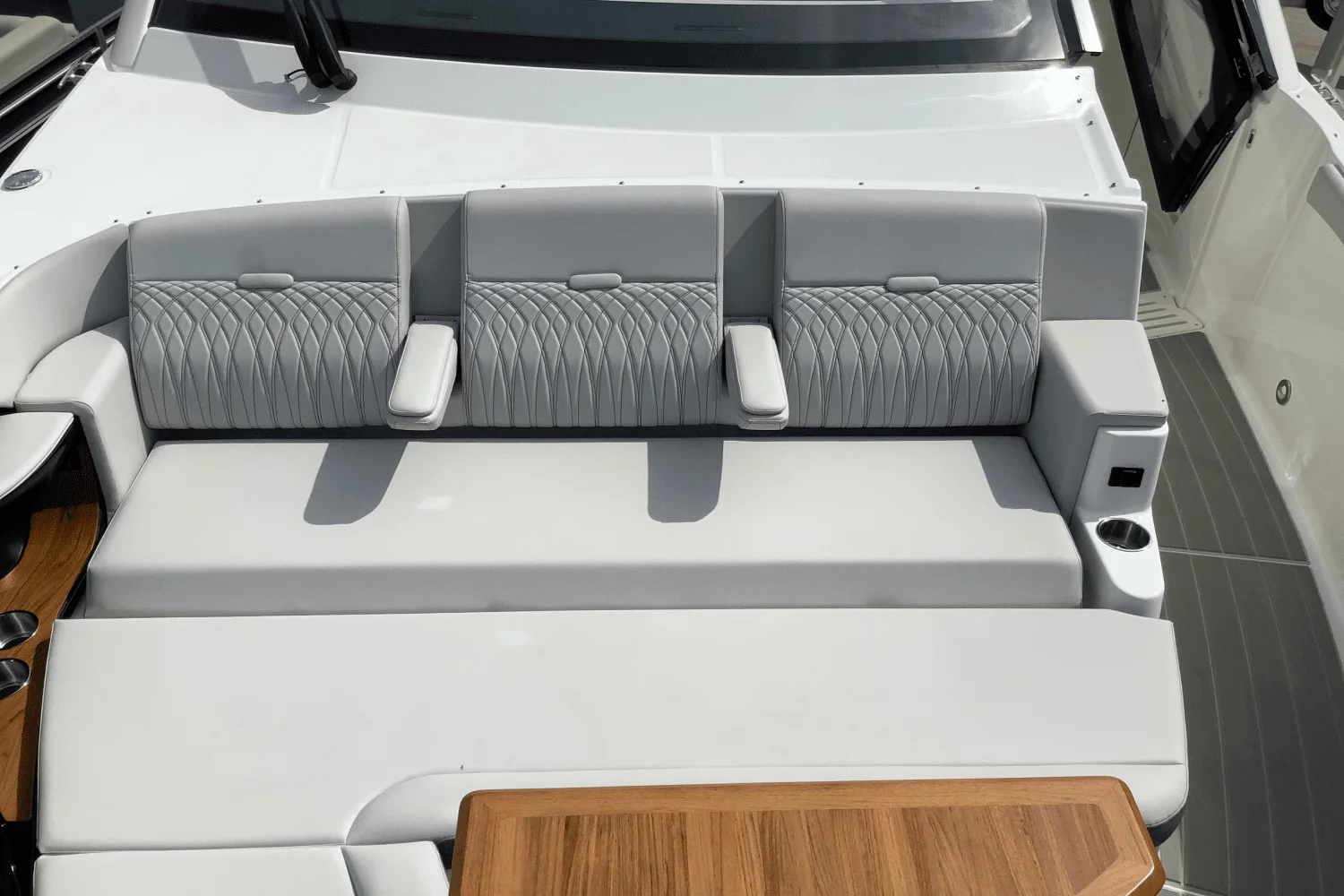 2025 Sea Ray Sundancer 370 Image Thumbnail #11