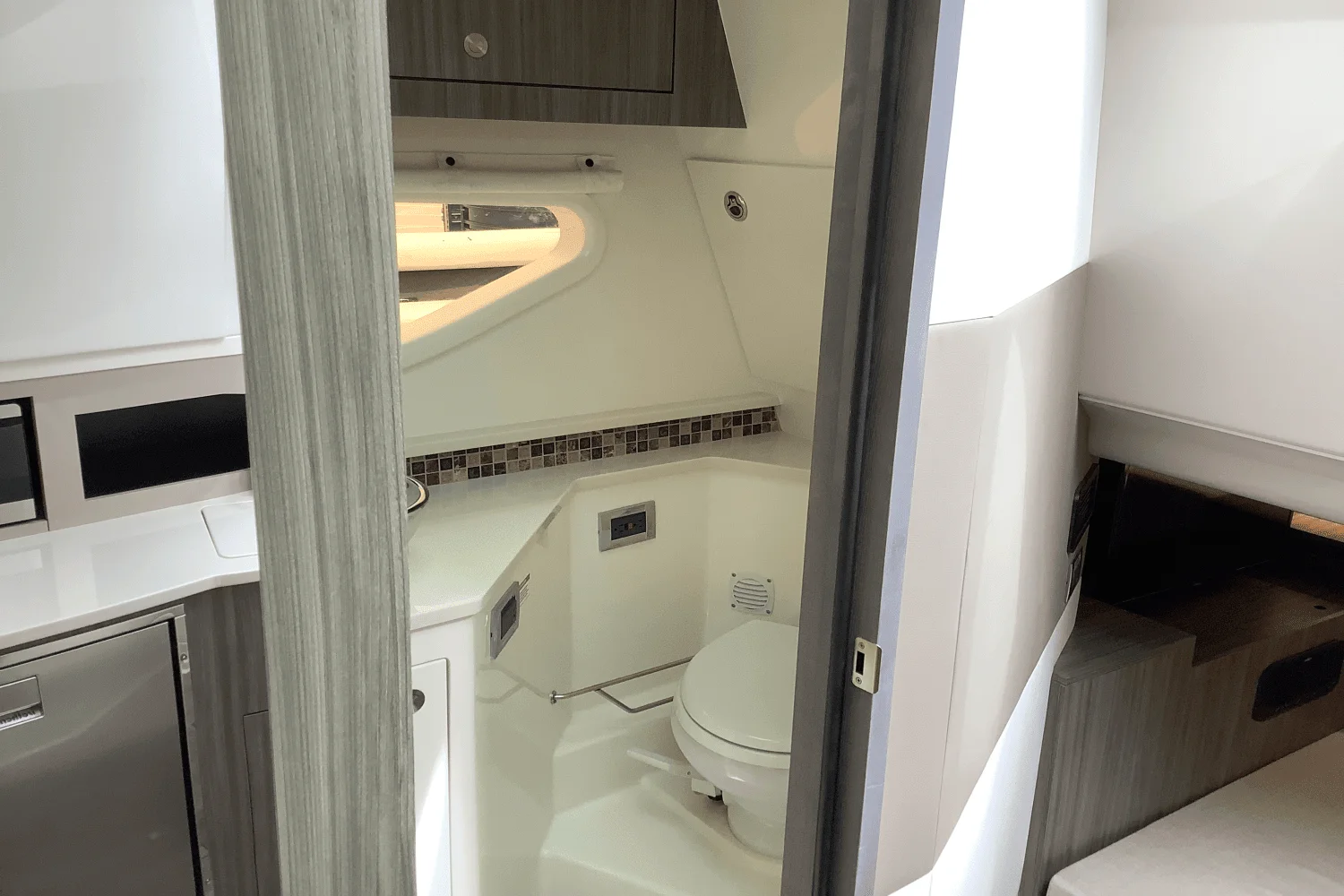 2025 Sea Ray Sundancer 370 Image Thumbnail #52