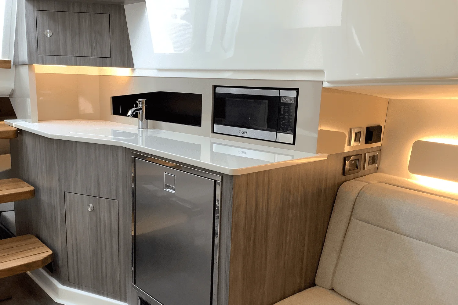 2025 Sea Ray Sundancer 370 Image Thumbnail #45