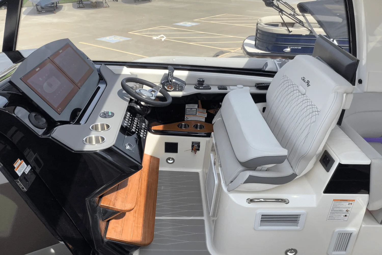 2025 Sea Ray Sundancer 370 Image Thumbnail #17