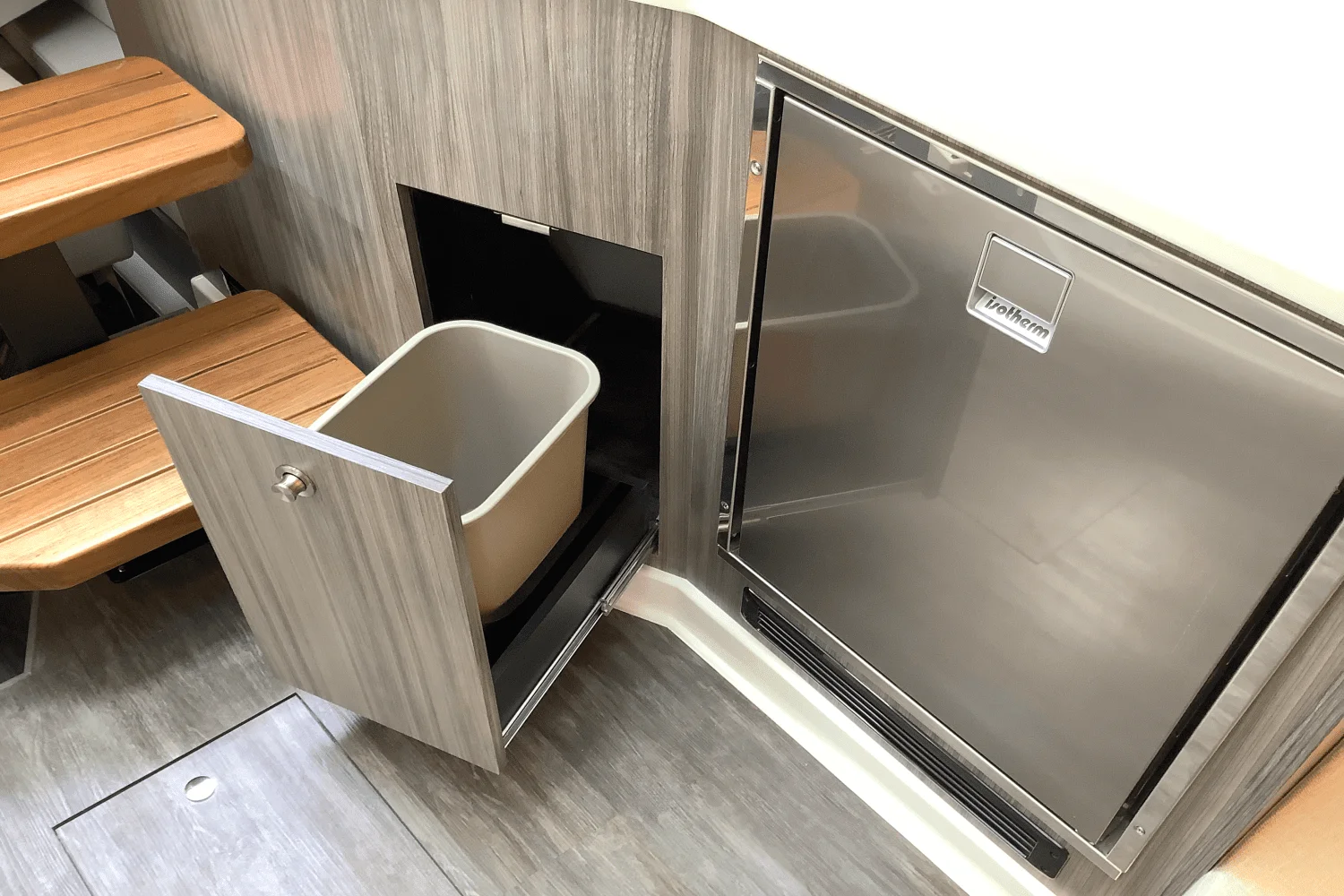 2025 Sea Ray Sundancer 370 Image Thumbnail #49