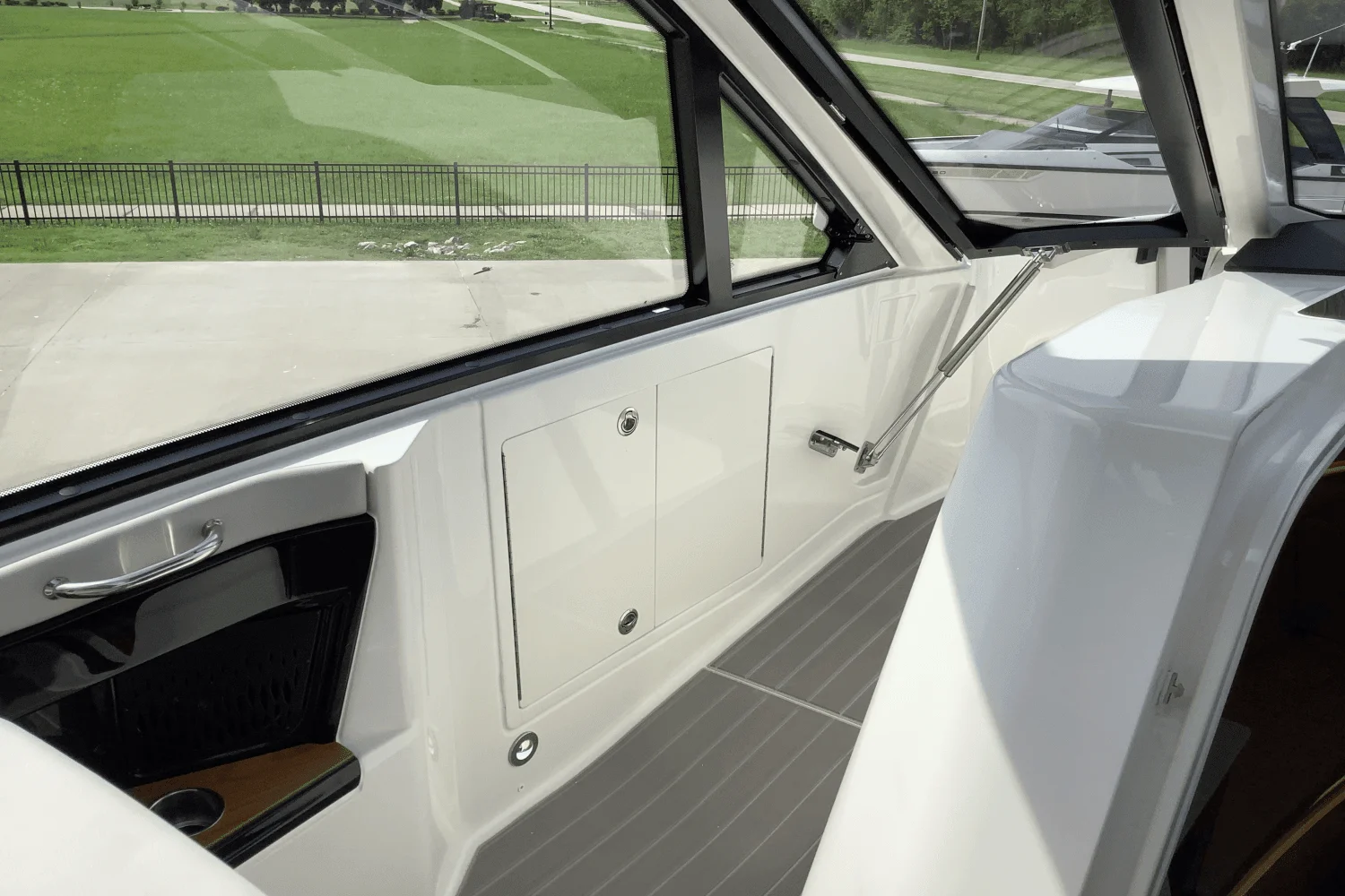 2025 Sea Ray Sundancer 370 Image Thumbnail #24