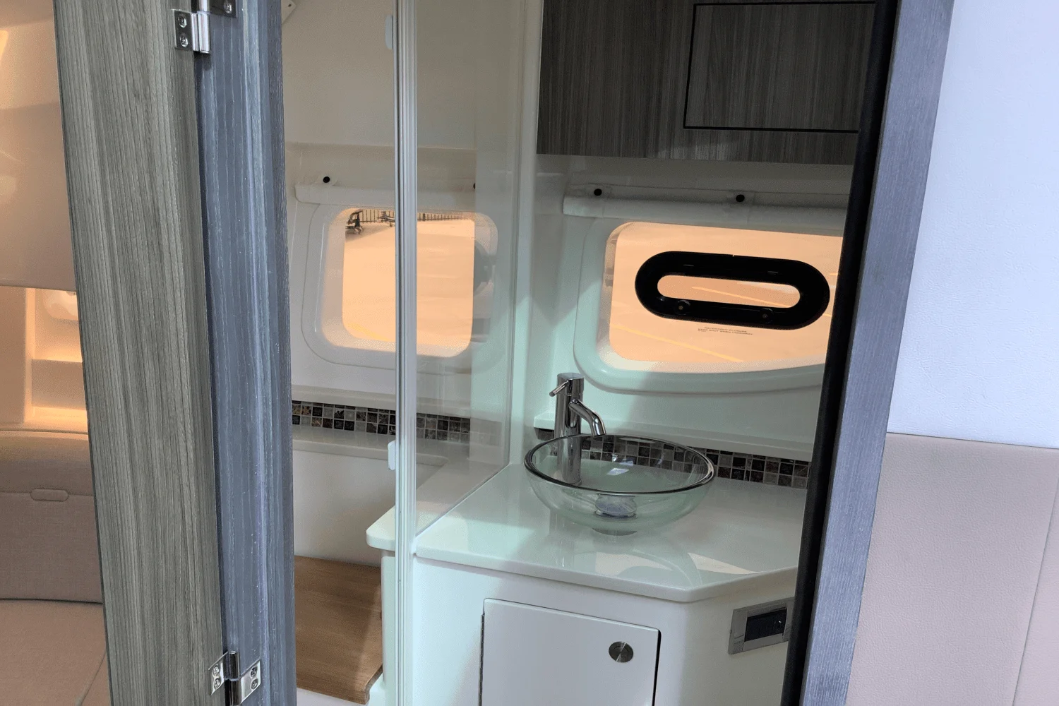 2025 Sea Ray Sundancer 370 Image Thumbnail #53