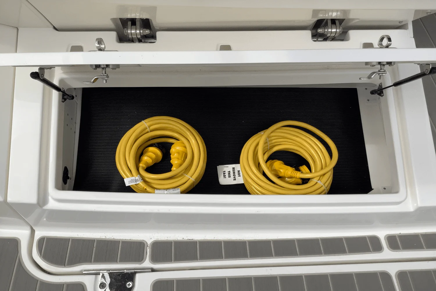 2025 Sea Ray Sundancer 370 Image Thumbnail #40