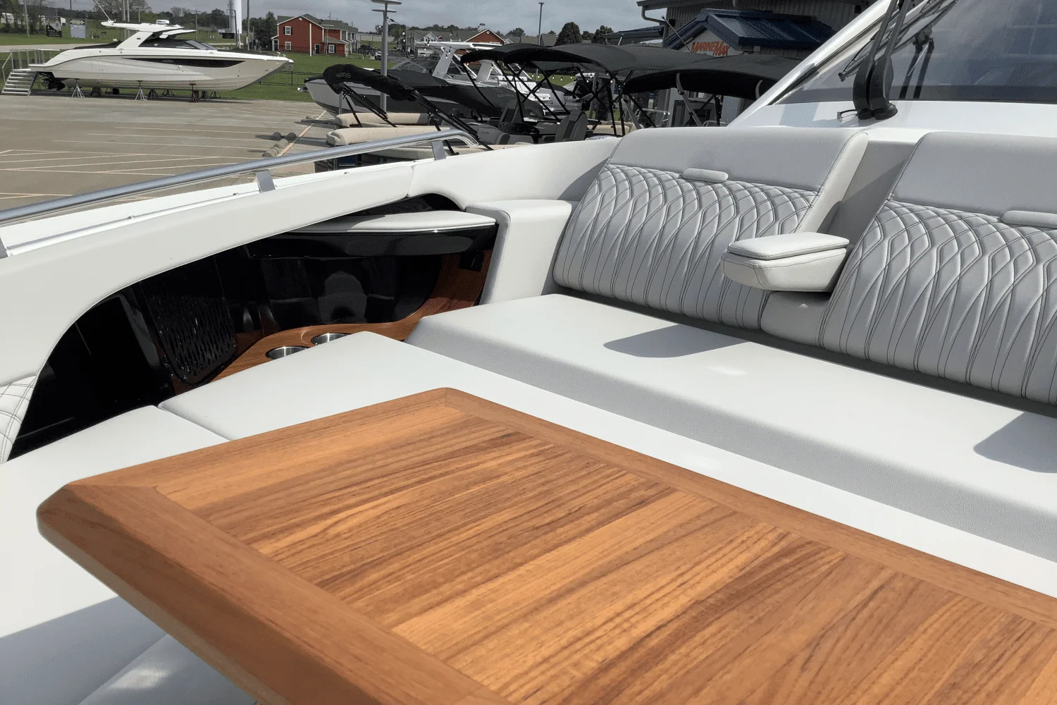 2025 Sea Ray Sundancer 370 Image Thumbnail #12