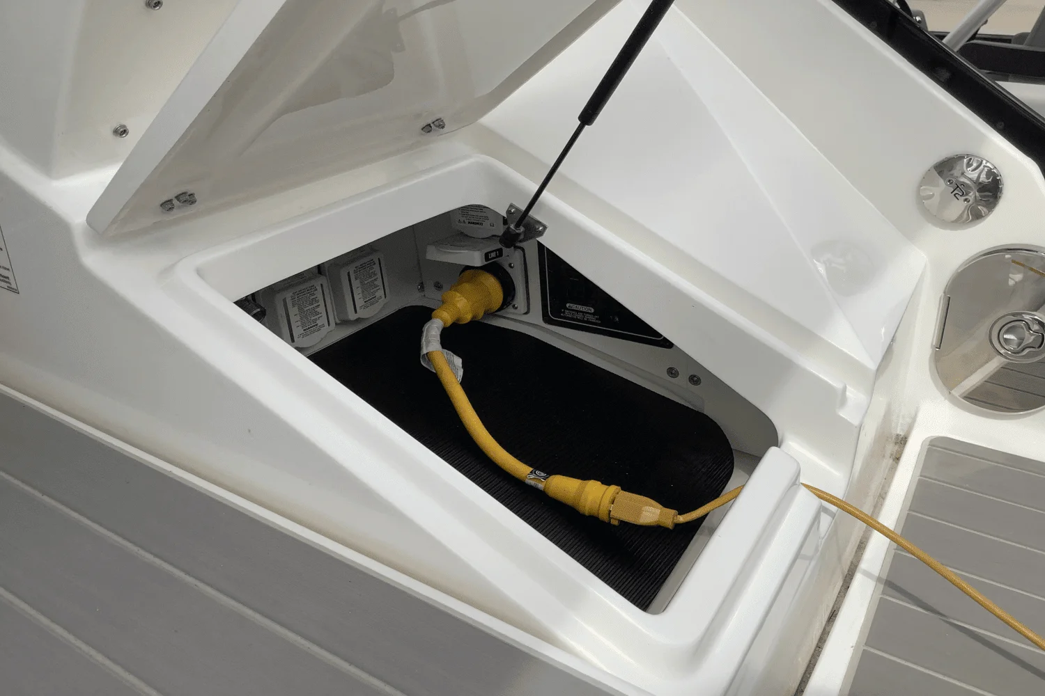 2025 Sea Ray Sundancer 370 Image Thumbnail #39