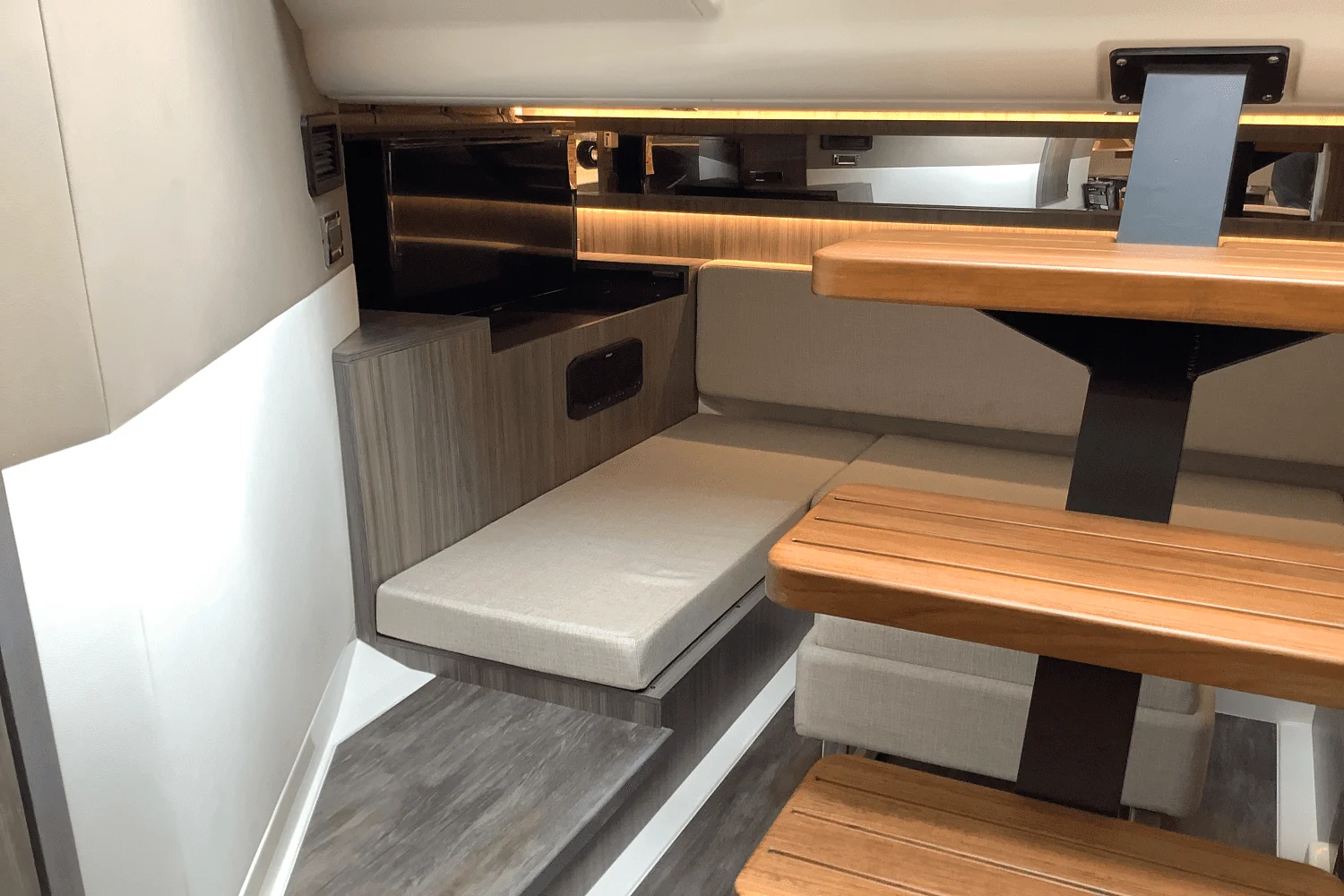 2025 Sea Ray Sundancer 370 Image Thumbnail #57