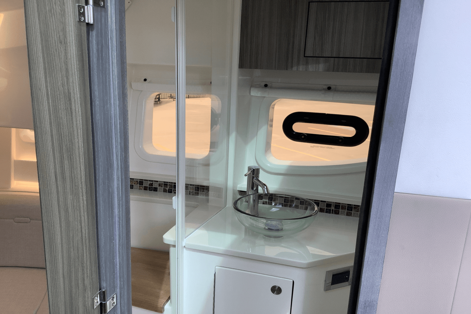 2025 Sea Ray Sundancer 370 Image Thumbnail #53