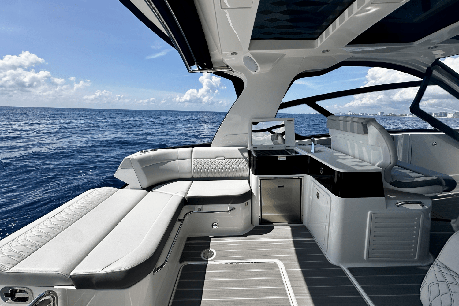 2025 Sea Ray Sundancer 370 Outboard Image Thumbnail #12