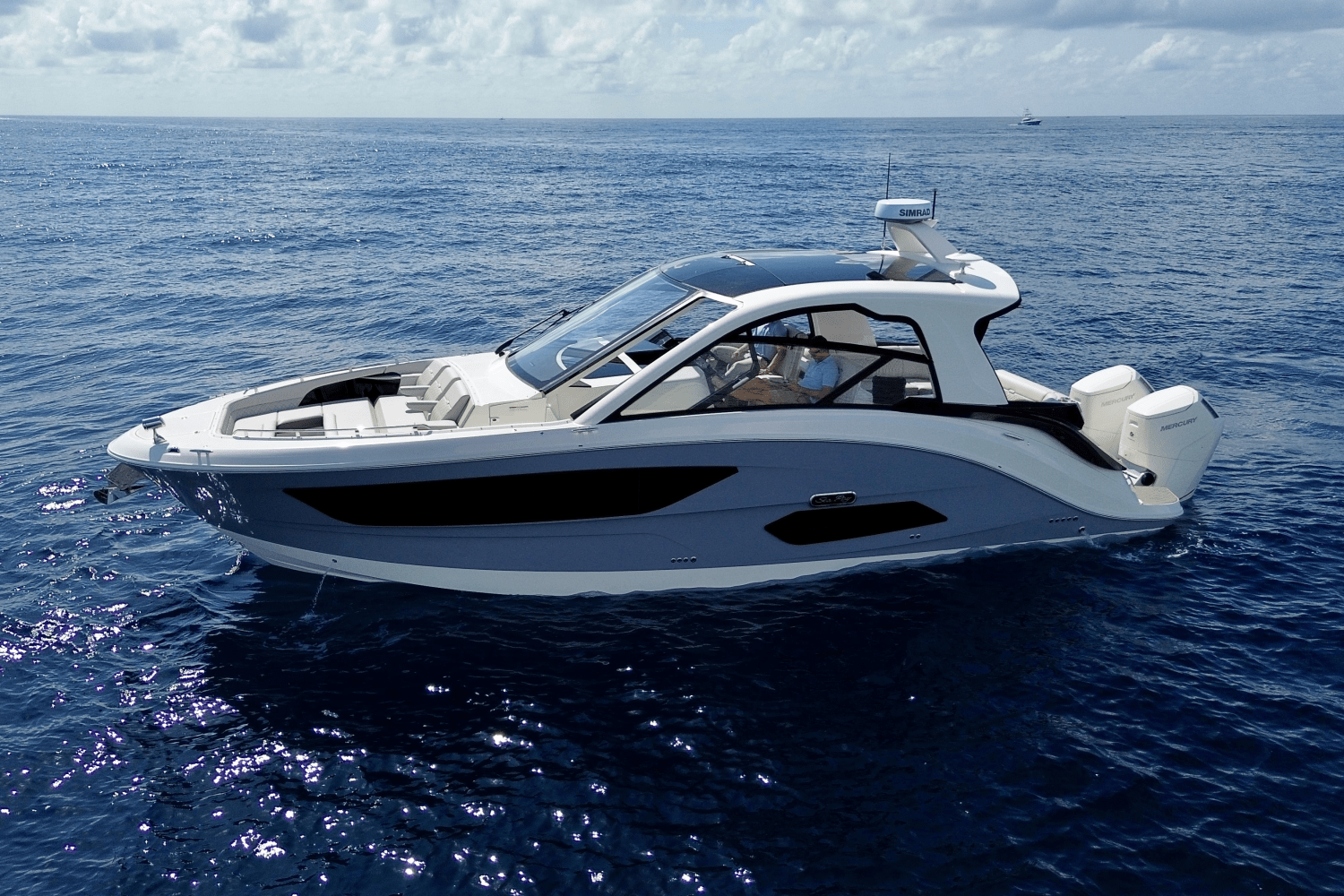 2025 Sea Ray Sundancer 370 Outboard
