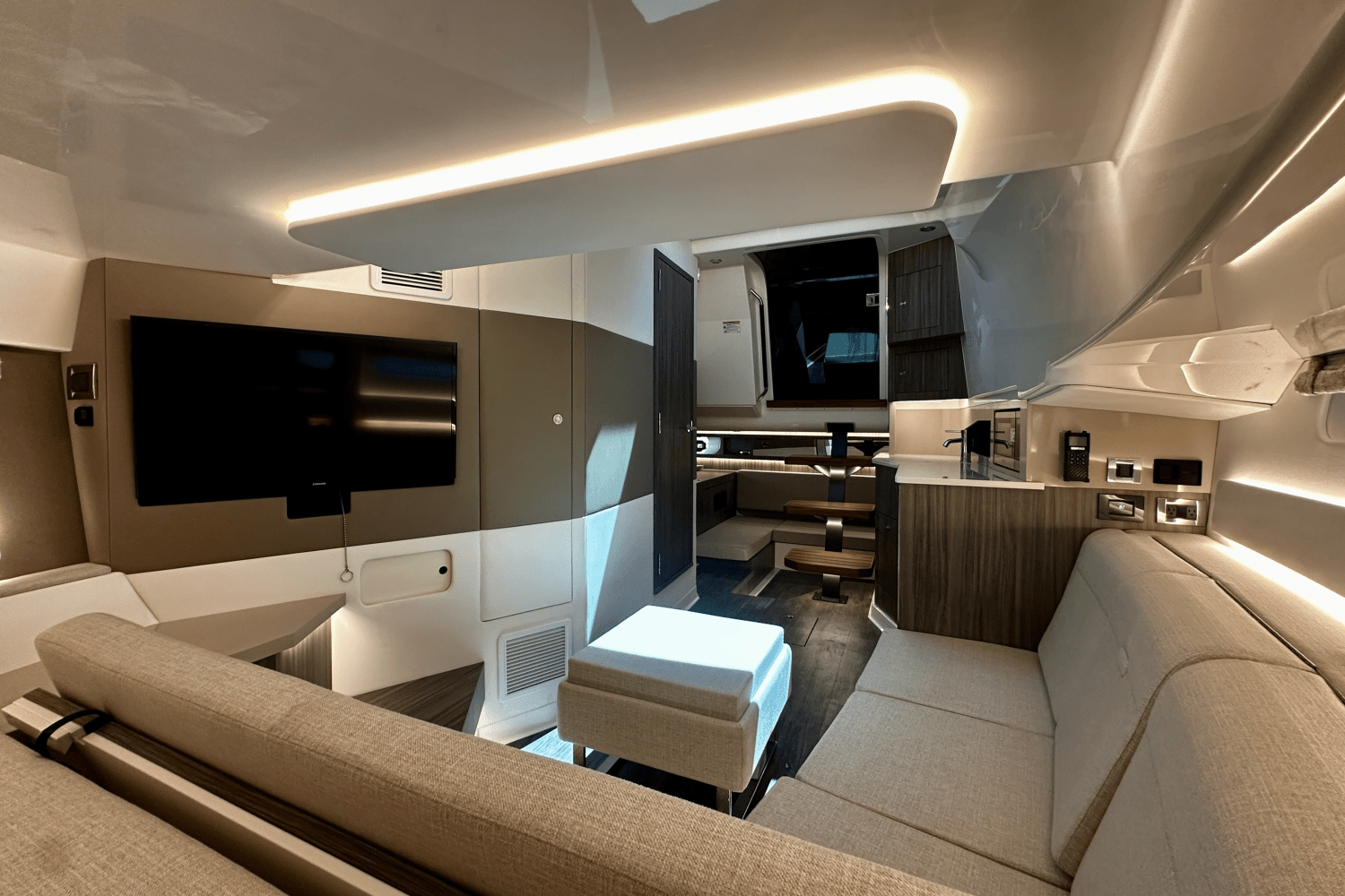 2025 Sea Ray Sundancer 370 Outboard Image Thumbnail #38