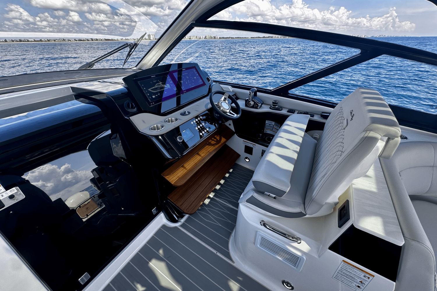 2025 Sea Ray Sundancer 370 Outboard Image Thumbnail #22