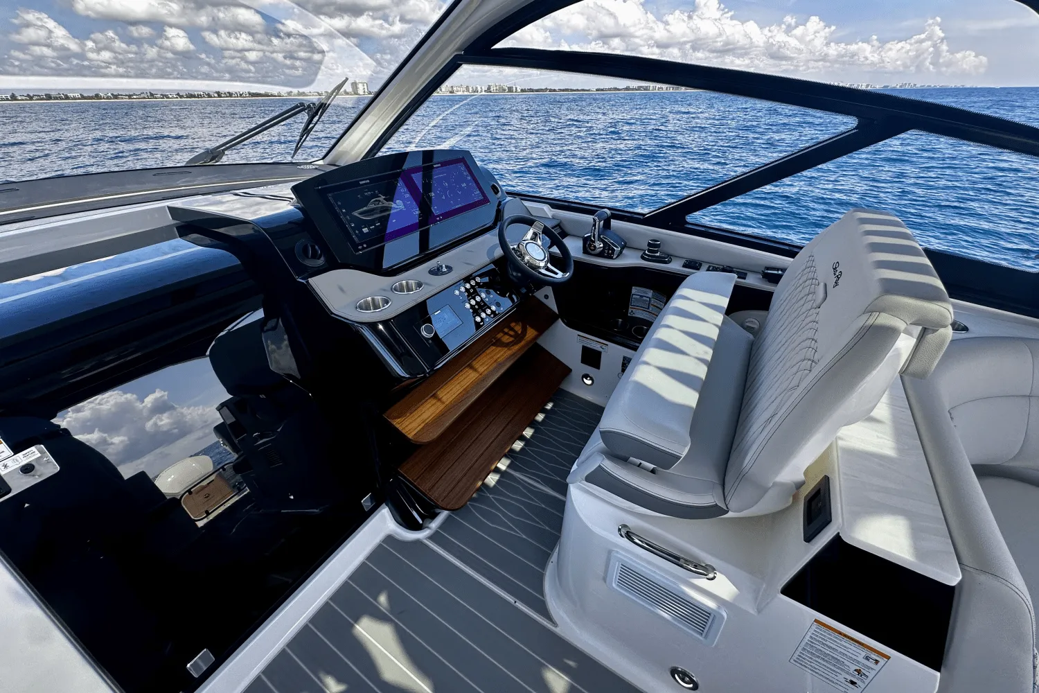 2025 Sea Ray Sundancer 370 Outboard Image Thumbnail #22