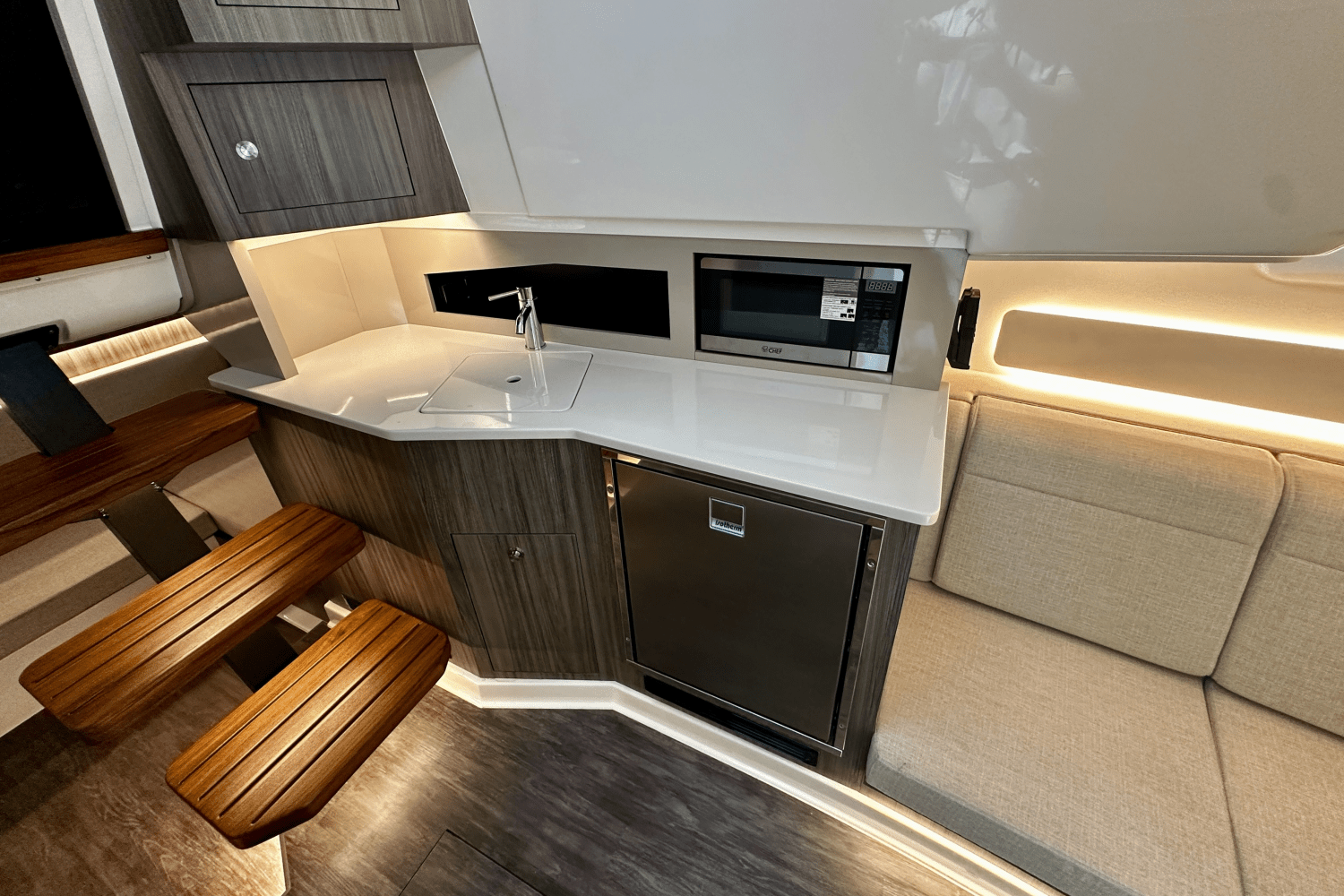 2025 Sea Ray Sundancer 370 Outboard Image Thumbnail #34