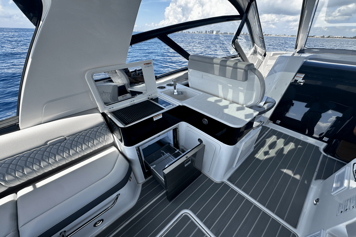 2025 Sea Ray Sundancer 370 Outboard Image Thumbnail #16