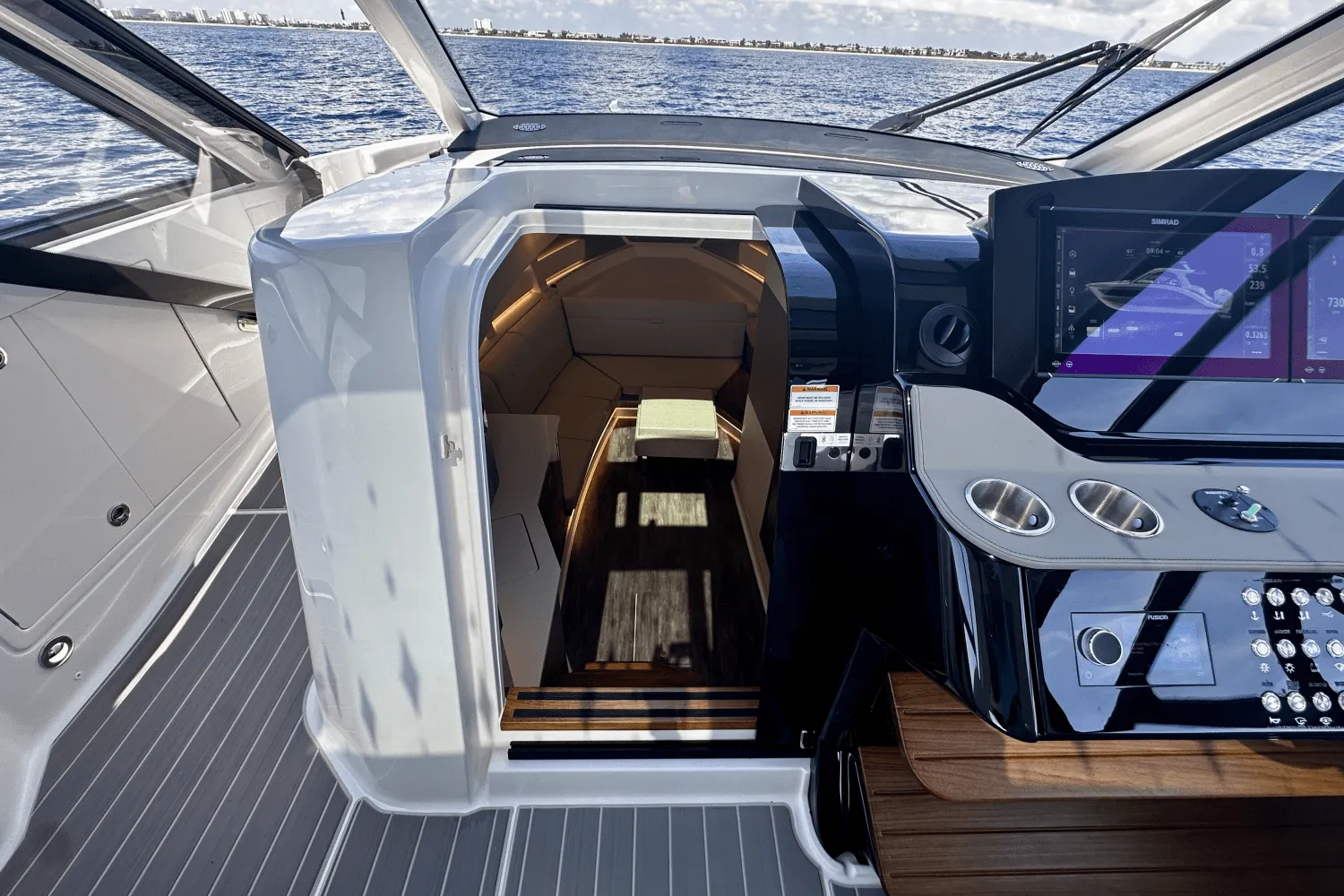 2025 Sea Ray Sundancer 370 Outboard Image Thumbnail #31
