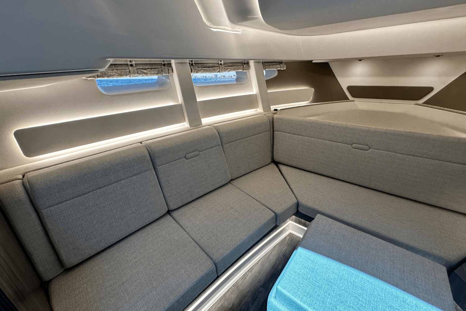2025 Sea Ray Sundancer 370 Outboard Image Thumbnail #35