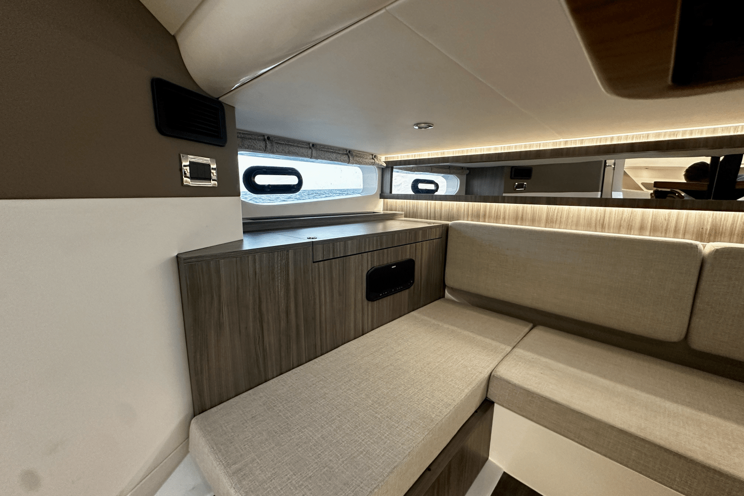 2025 Sea Ray Sundancer 370 Outboard Image Thumbnail #40