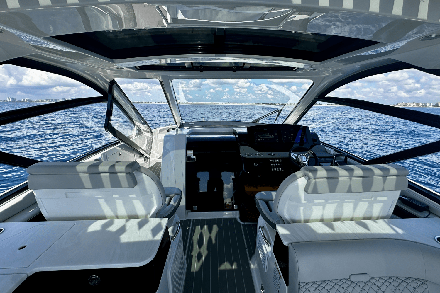 2025 Sea Ray Sundancer 370 Outboard Image Thumbnail #17