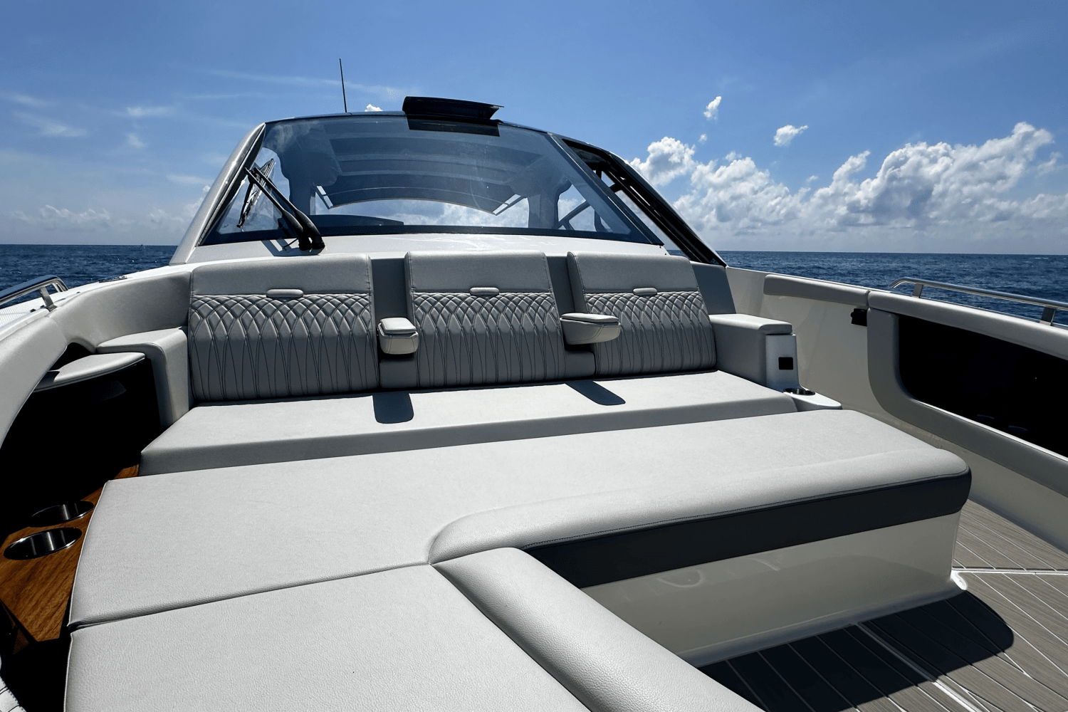 2025 Sea Ray Sundancer 370 Outboard Image Thumbnail #27