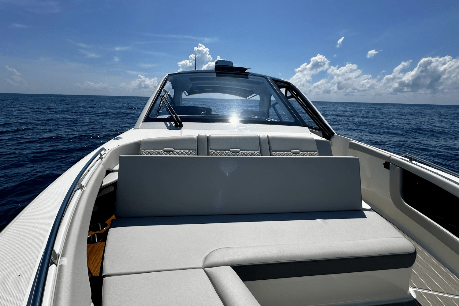 2025 Sea Ray Sundancer 370 Outboard Image Thumbnail #28