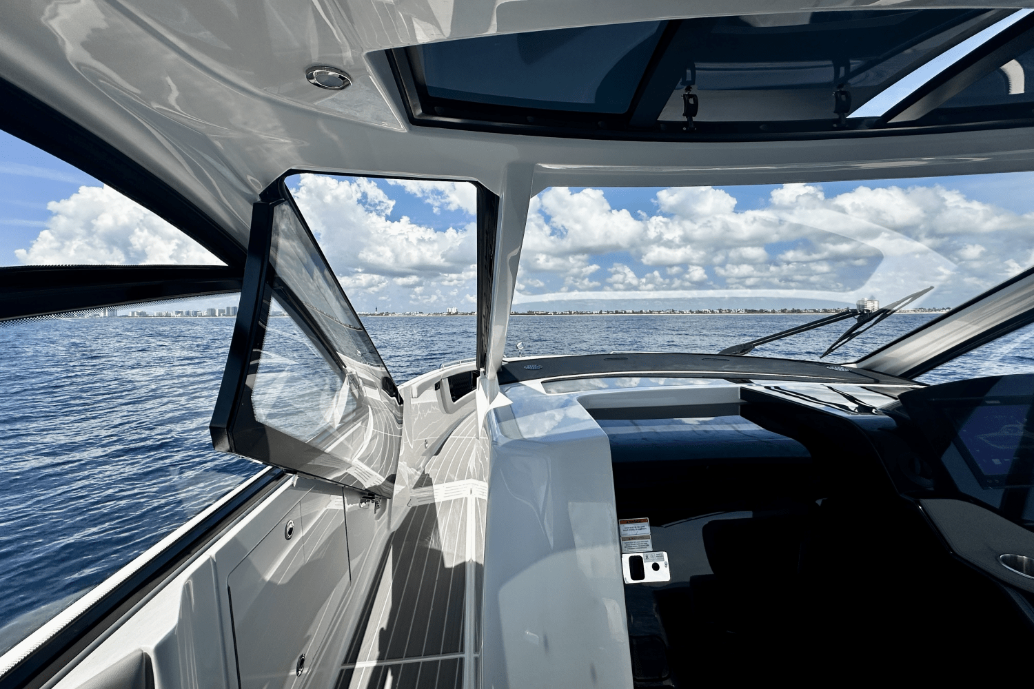 2025 Sea Ray Sundancer 370 Outboard Image Thumbnail #24