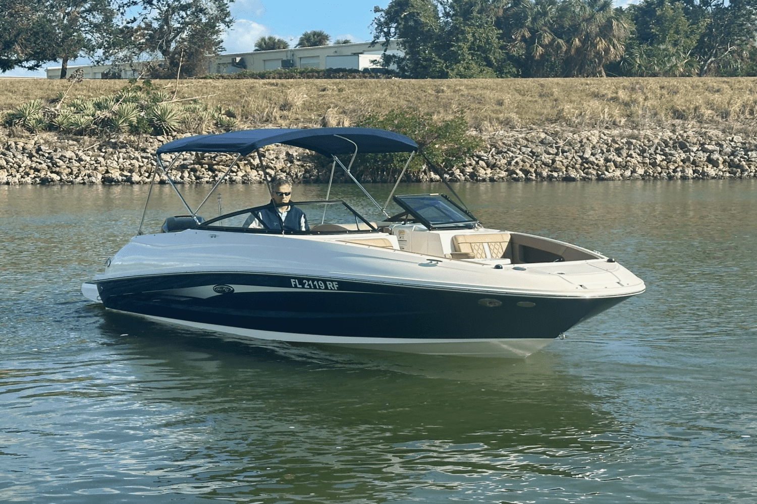 2016 Sea Ray 240 SUNDECK OUTBOARD Image Thumbnail #2