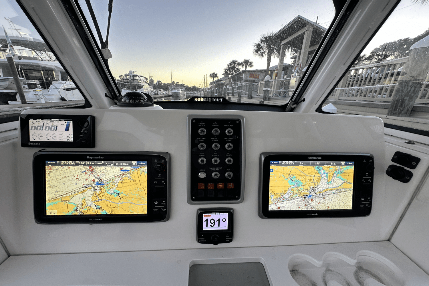 2012 Everglades 275 CENTER CONSOLE Image Thumbnail #9