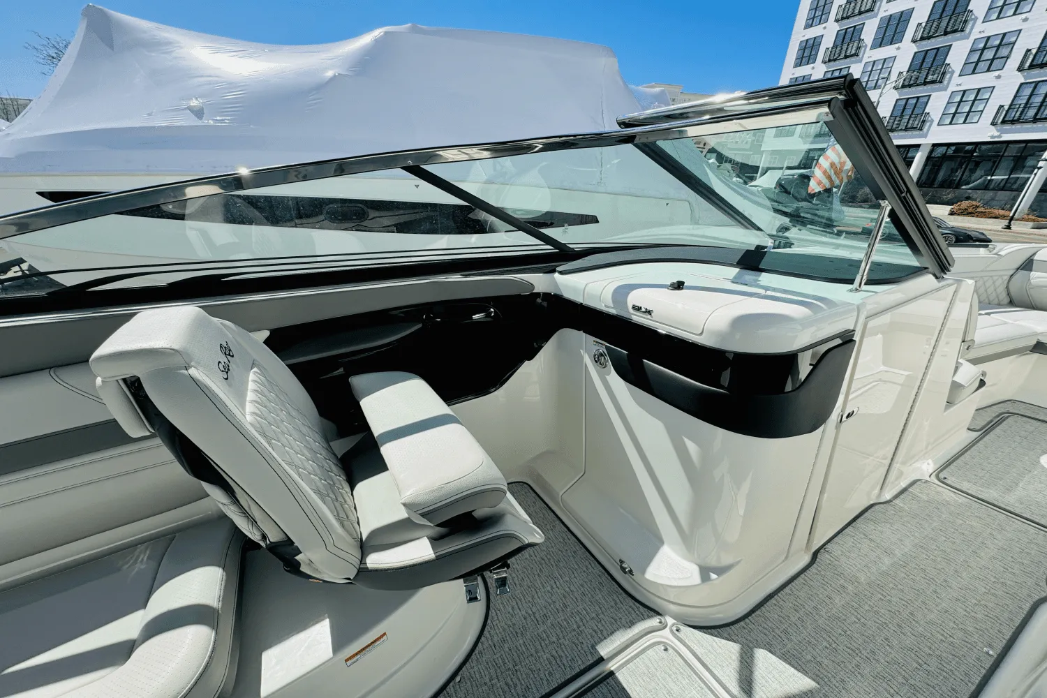 2025 Sea Ray SLX 260 Outboard Image Thumbnail #30