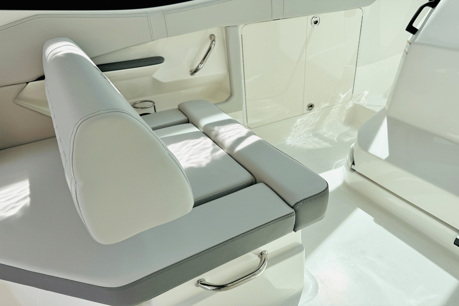 2025 Sea Ray Sundancer 320 Outboard Image Thumbnail #10