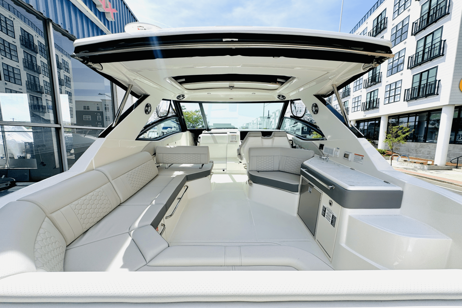 2025 Sea Ray Sundancer 320 Outboard Image Thumbnail #6