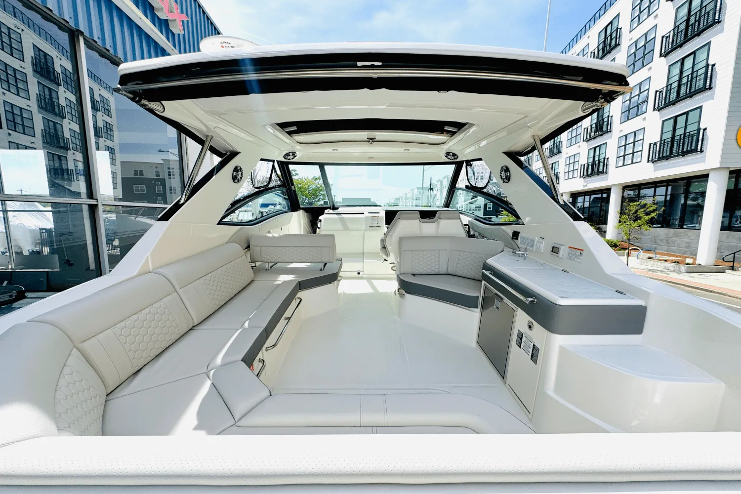 2025 Sea Ray Sundancer 320 Outboard Image Thumbnail #6