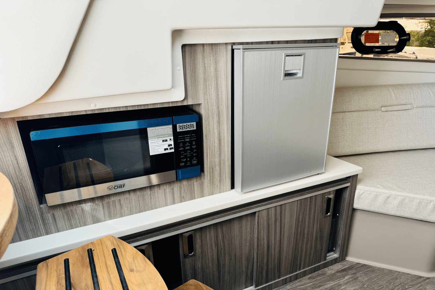 2025 Sea Ray Sundancer 320 Outboard Image Thumbnail #16
