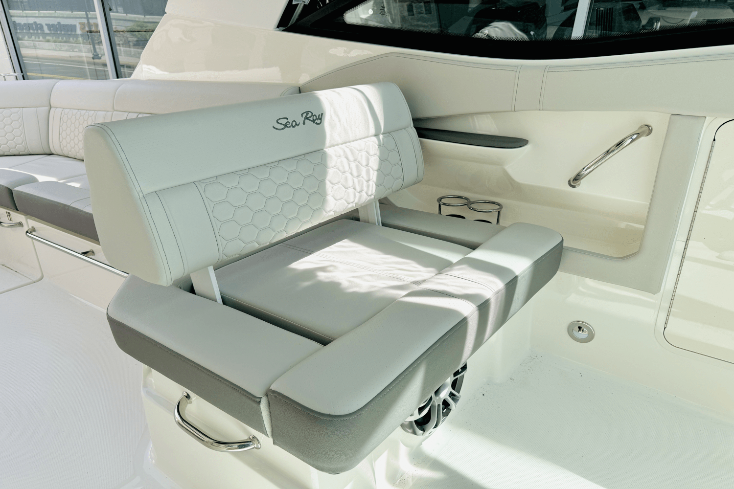2025 Sea Ray Sundancer 320 Outboard Image Thumbnail #9