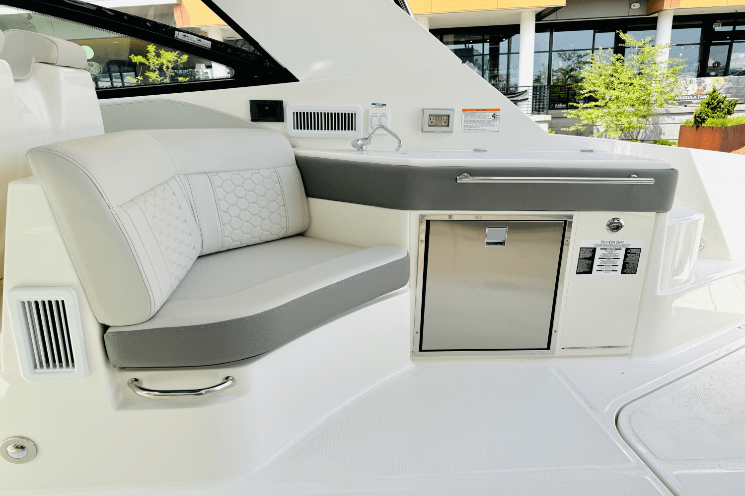 2025 Sea Ray Sundancer 320 Outboard Image Thumbnail #11