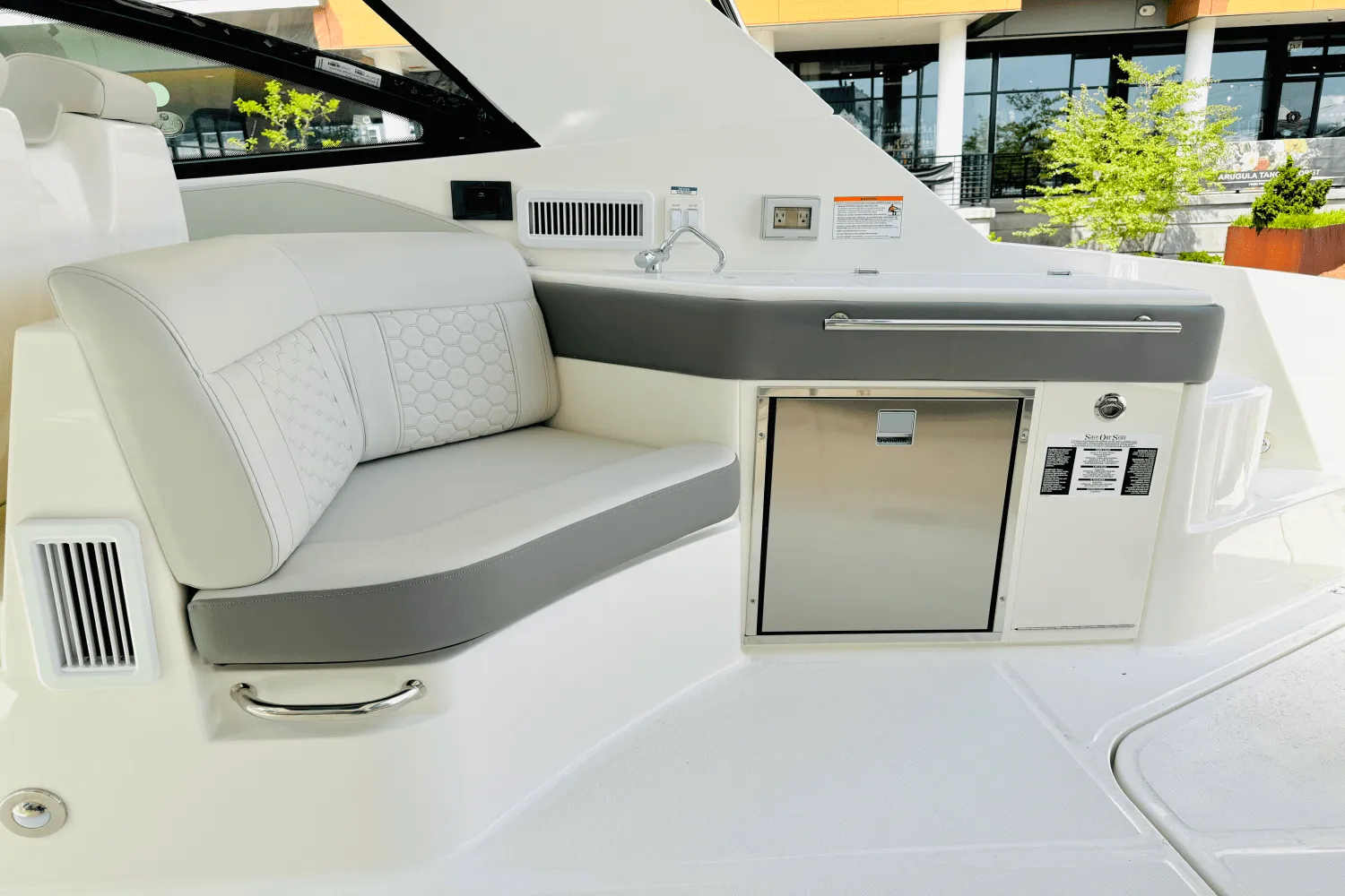 2025 Sea Ray Sundancer 320 Outboard Image Thumbnail #11