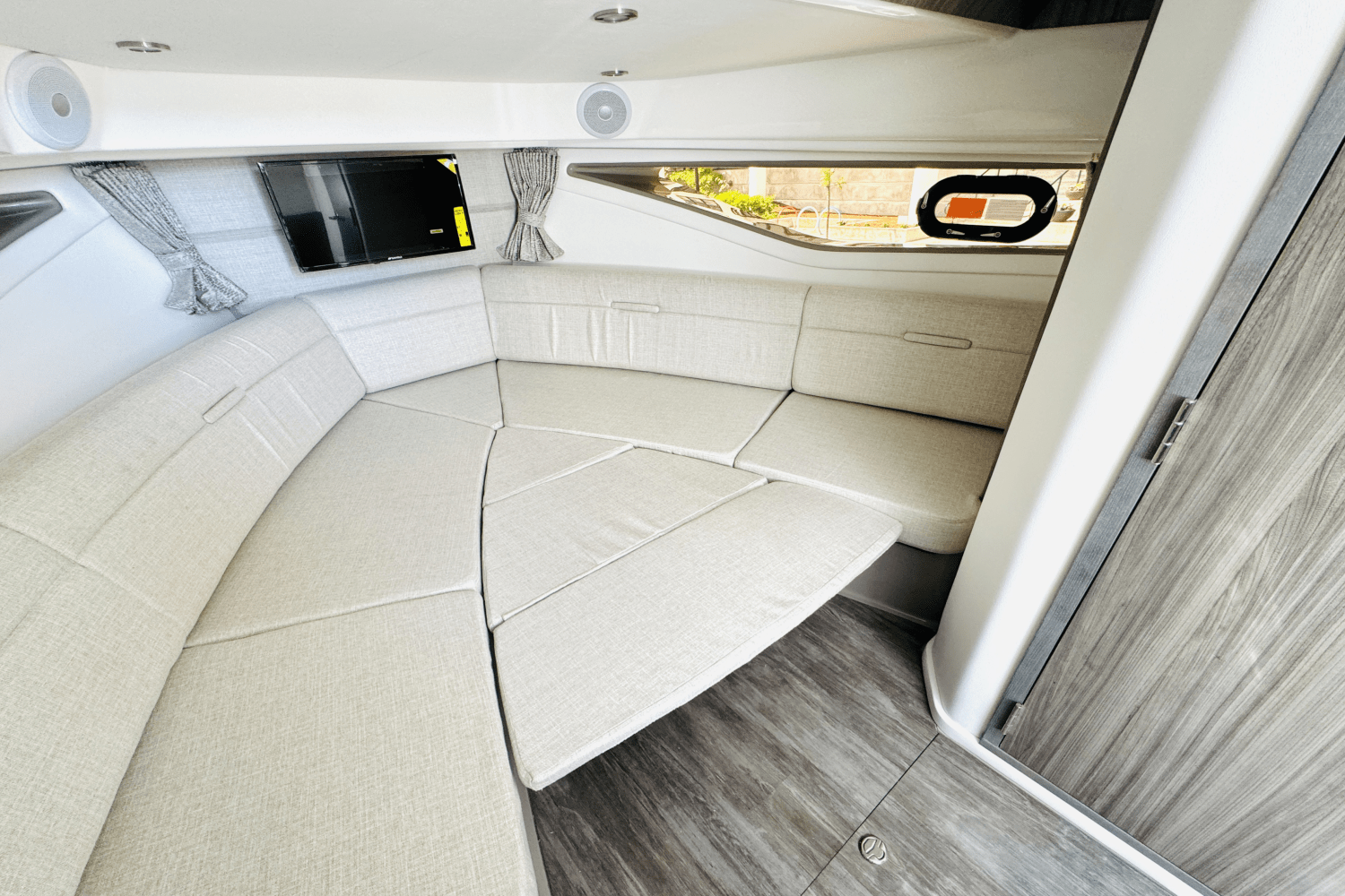 2025 Sea Ray Sundancer 320 Outboard Image Thumbnail #18