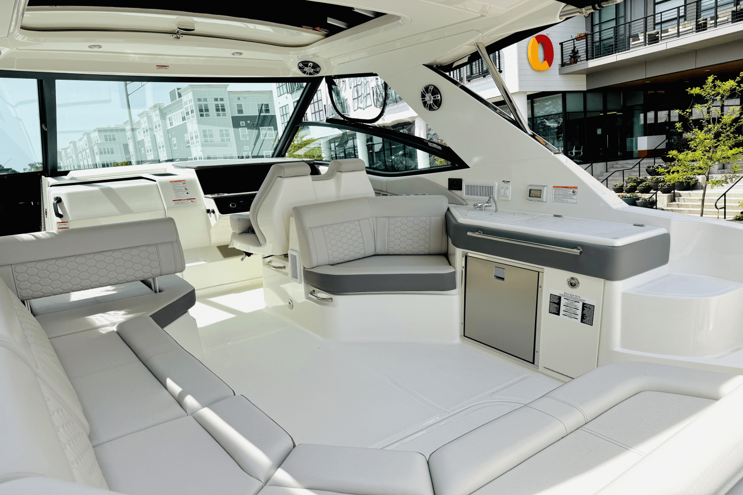 2025 Sea Ray Sundancer 320 Outboard Image Thumbnail #7