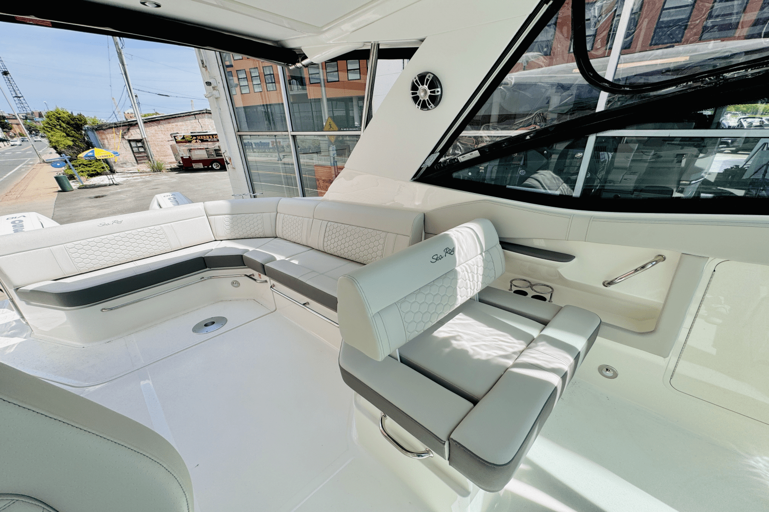2025 Sea Ray Sundancer 320 Outboard Image Thumbnail #8