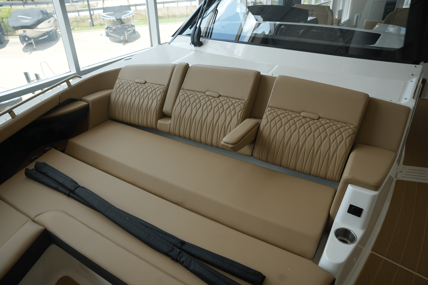 2025 Sea Ray Sundancer 370 Image Thumbnail #25