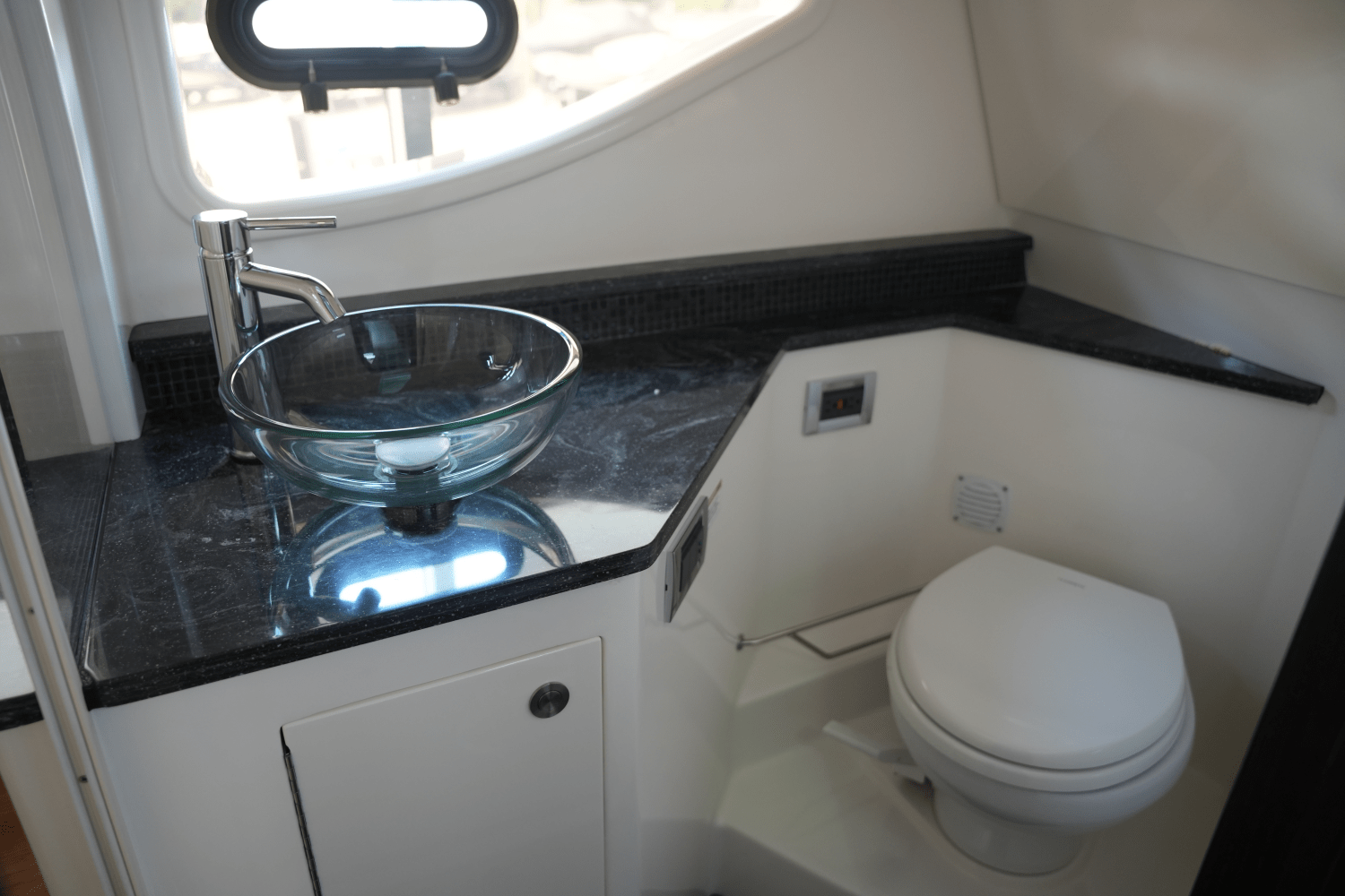 2025 Sea Ray Sundancer 370 Image Thumbnail #35