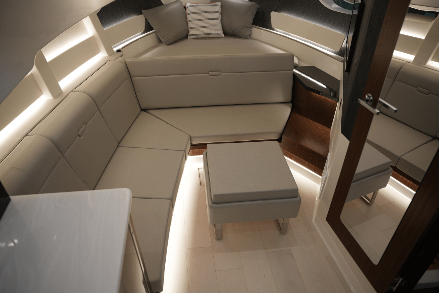 2025 Sea Ray Sundancer 370 Image Thumbnail #35