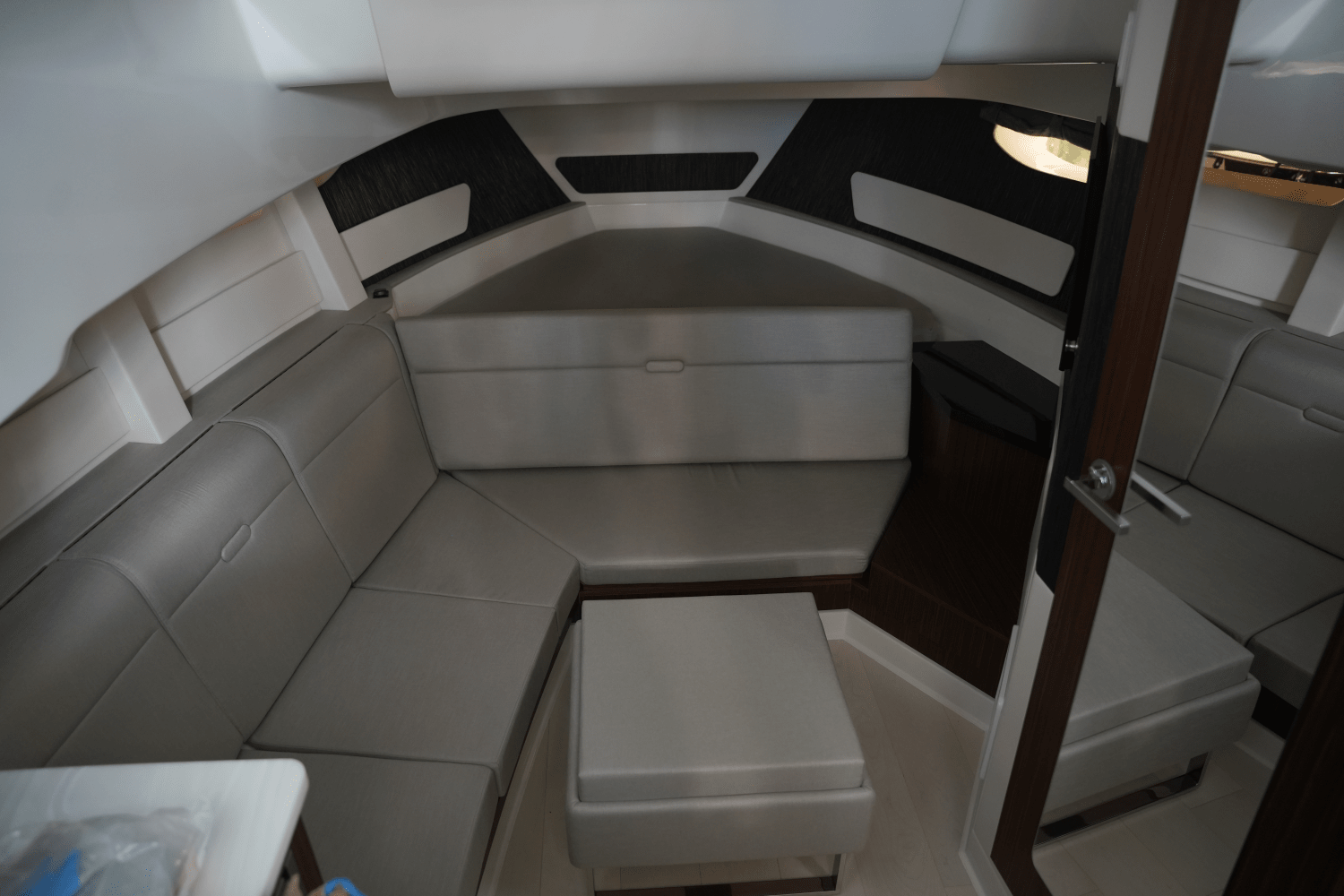 2025 Sea Ray Sundancer 370 Image Thumbnail #31