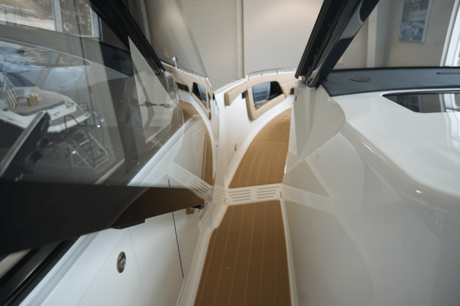 2025 Sea Ray Sundancer 370 Image Thumbnail #23