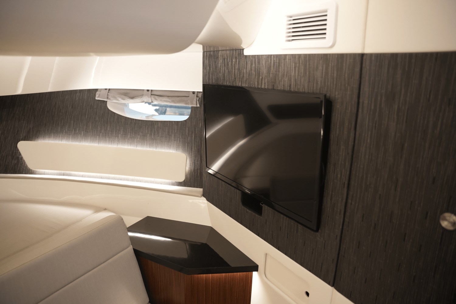 2025 Sea Ray Sundancer 370 Image Thumbnail #37