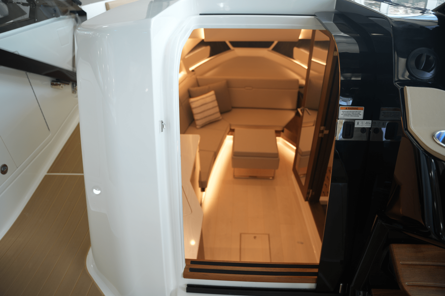 2025 Sea Ray Sundancer 370 Image Thumbnail #30